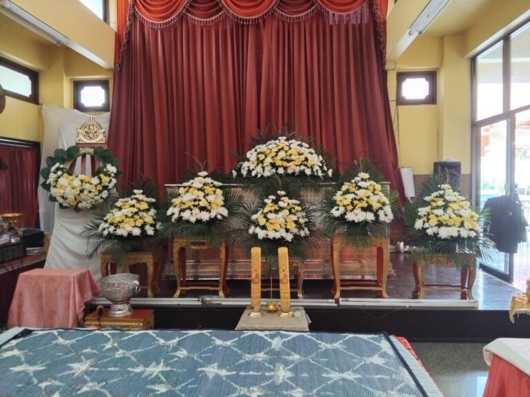 จัดดอกไม้งานศพ กรุงเทพ มืออาชีพ ครบวงจร ราคาสมเหตุสมผล